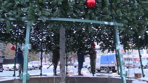 На площади Йошкар-Олы начали устанавливать главную новогоднюю ёлку