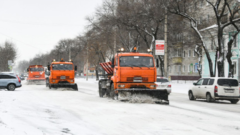 Чтобы очистить дороги от снега, в Благовещенске перекрывают улицы