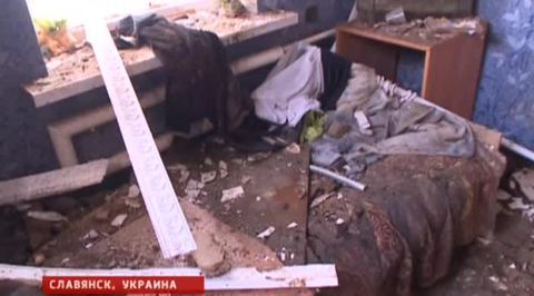 Жители Славянска укрываются от ночных бомбежек в подвалах