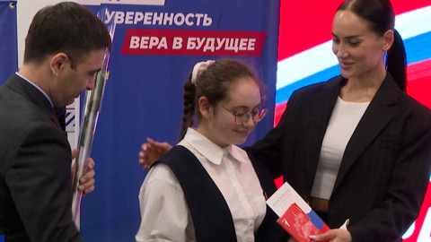 Торжественная церемония вручения паспортов, приуроченная ко Дню Конституции, прошла в Штабе общественной поддержки
