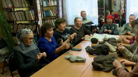 Более 150 пар шерстяных носков связали жители Параньгинского района для бойцов СВО