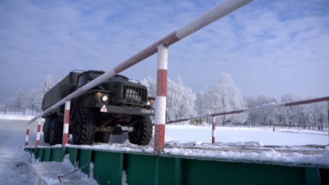 Амурские военные учатся управлять грузовыми машинами