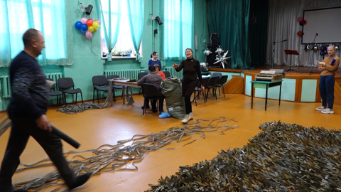 Освоили изготовление сетей, в дело пошло даже свадебное платье. Как в Идрице помогают фронту?