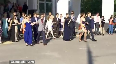 Москва празднует выпускные балы на разных площадках  