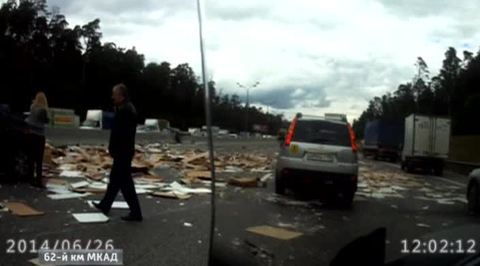 Фура с бытовой техникой попала в ДТП на МКАД