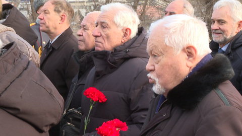 К подножью монумента на площади Чекистов в Волгограде возложили цветы в День работника органов безопасности