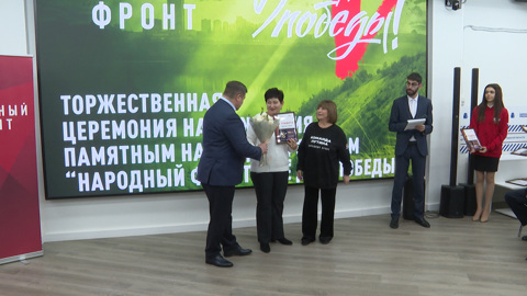 Наталья Варлей передала нагрудные знаки волонтерам из Волгоградской области