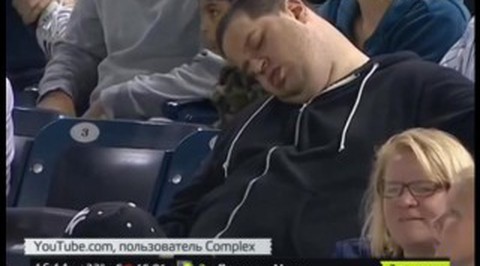Уснувший на матче фанат New York Yankees подал иск на кабельный канал