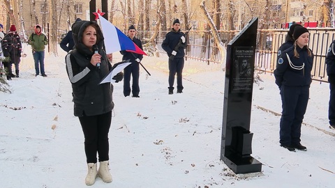 Памятник погибшему в зоне СВО хоккеисту открыли в Челябинске