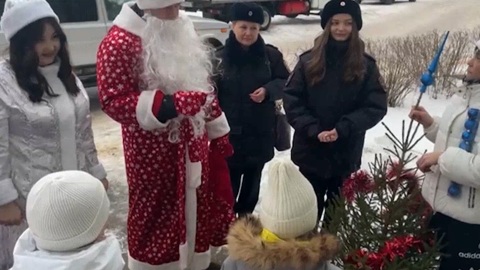 Полицейский Дед Мороз и Снегурочка с подарками навестили в Йошкар-Оле семьи в непростой жизненной ситуации