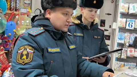 Сотрудники МЧС в преддверии Нового года отравились в рейды по точкам продажи пиротехники в Марий Эл