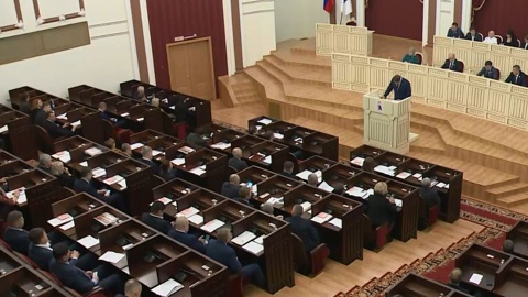 Ограничение продажи алкоголя, выплата вместо участка, квартиры детям-сиротам: депутаты Марий Эл провели последнюю сессию 2024 года