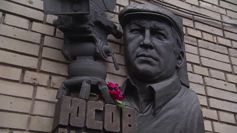 В Москве установили памятную доску на доме, где жил кинооператор Вадим Юсов