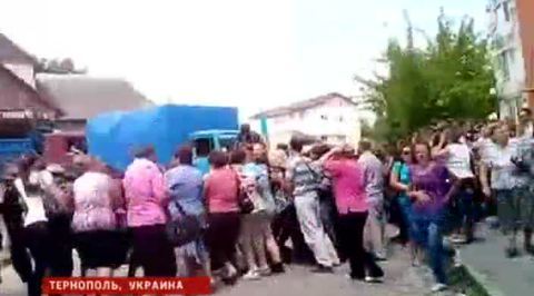 Подо Львовом женщины перекрыли трассу и требуют вернуть их сыновей домой