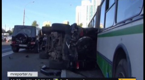 ДТП с участием автобуса на Крылатской улице. Видео