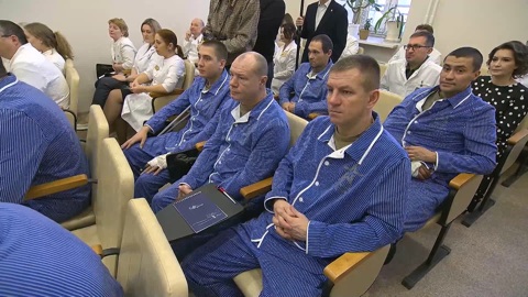 Алексей Текслер поздравил с наступающим Новым годом бойцов в военном госпитале