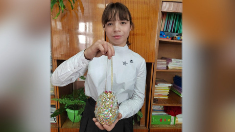 Билет на губернаторскую ёлку получили более 500 детей: в их числе и девочка, создавшая поделку для Эрмитажа