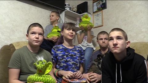 Бойцы и волонтеры поздравили детей в Курской области с наступающим Новым годом