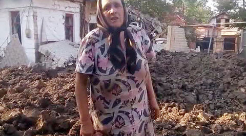 Шахтерск: гигантская воронка, оставшаяся после обстрела