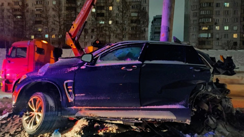 В результате ДТП в Новосибирске BMW разорвало пополам