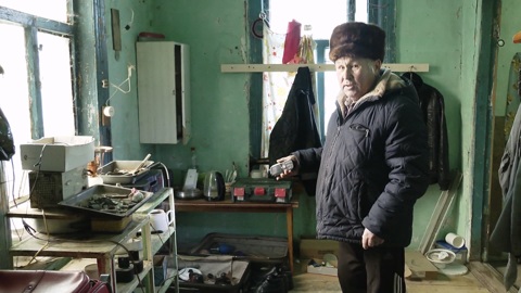 В Еткуле пенсионер три года живет в бытовке и борется за достойное жилье