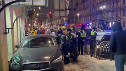 Иномарка выехала на тротуар в Петербурге