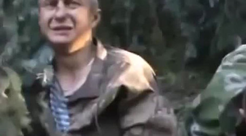 Украинские военные издеваются над пленными ополченцами