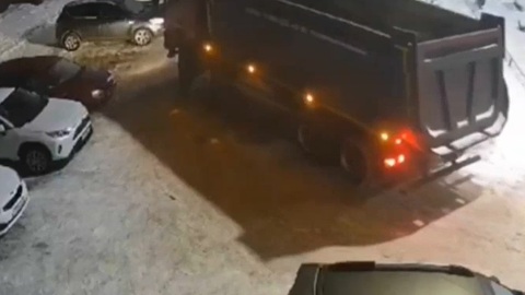 В Марий Эл пьяный водитель грузовика наехал на 4 припаркованные машины