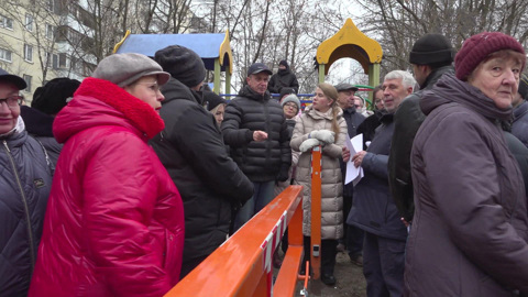 Жители одной из улиц в Москве конфликтуют из-за шлагбаума