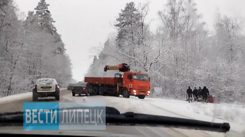 Лада Гранта влетела под грузовик с краном возле поворота на лесхоз в Липецке