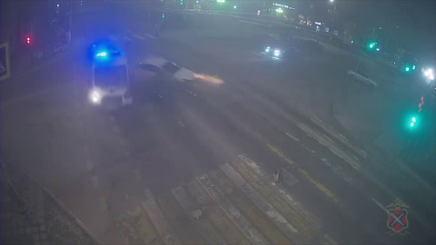 Видеокамеры зафиксировали серьезное ДТП с участием скорой в центре Волгограда