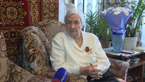 Анна Джафарова, 103-летняя звезда Гдовского района, получила юбилейную медаль к 80-летию Победы