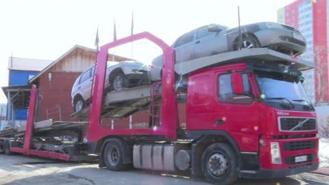 Конфискованные за злостные нарушения автомобили отправили из Тюмени на передовую