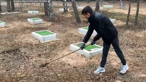 Судебные приставы привели в порядок захоронение в лесу у Сурка