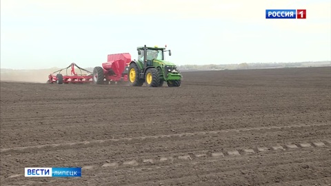 Липецкие аграрии в весеннюю посевную круглосуточно работают на полях