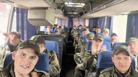 Минобороны показало кадры с российскими бойцами, вернувшимися из плена