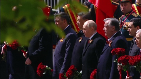 Владимир Путин и главы иностранных государств возложили цветы к Вечному огню