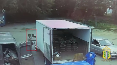В Ельце прохожий украл из припаркованной у кафе Газели 47 000 рублей