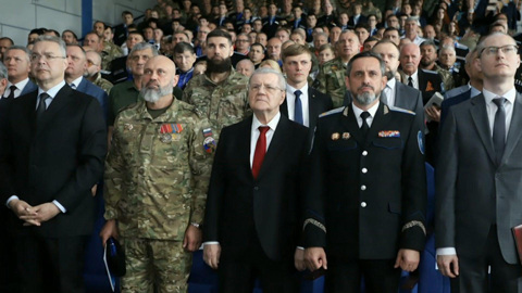 Полпред президента Чайка привез стяг с подписью Путина в бригаду "Терек"