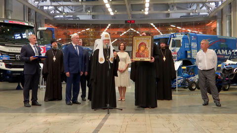В Набережных Челнах Патриарха Кирилла встречали тысячи горожан