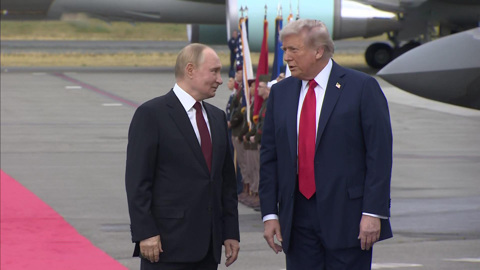 Кадры встречи Путина и Трампа на аэродроме в Анкоридже