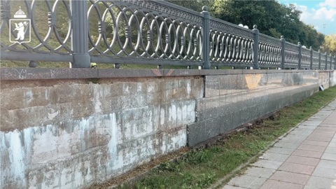 На Волжской набережной в Ярославле начали восстанавливать плитку