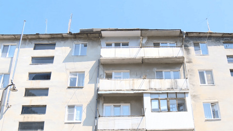 Жители многоквартирного дома в Карачаевске пожаловались на аварийное состояние крыши здания