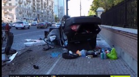 На Ленинском проспекте Mercedes врезался в рекламный щит