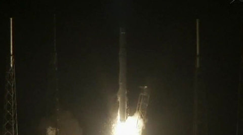 Американский космический грузовик Dragon переждал непогоду и отправился к МКС