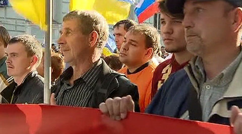 Участников "Марша мира" закидали помидорами, яйцами и ботинками