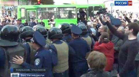 Активистов "Марша мира" затолкали в автобус 