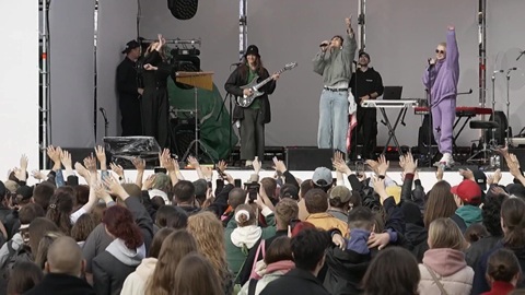 Музыкальный фестиваль "Антон тут рядом" проходит в Петербурге