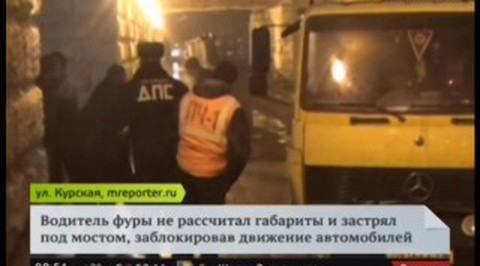 В ЮВАО грузовик не рассчитал габариты и застрял под мостом