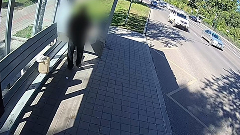 Благовещенский хулиган снова испортил автобусный павильон